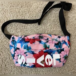 Levi’s floral belt bag activewear accessories vacation fitness gym girly
